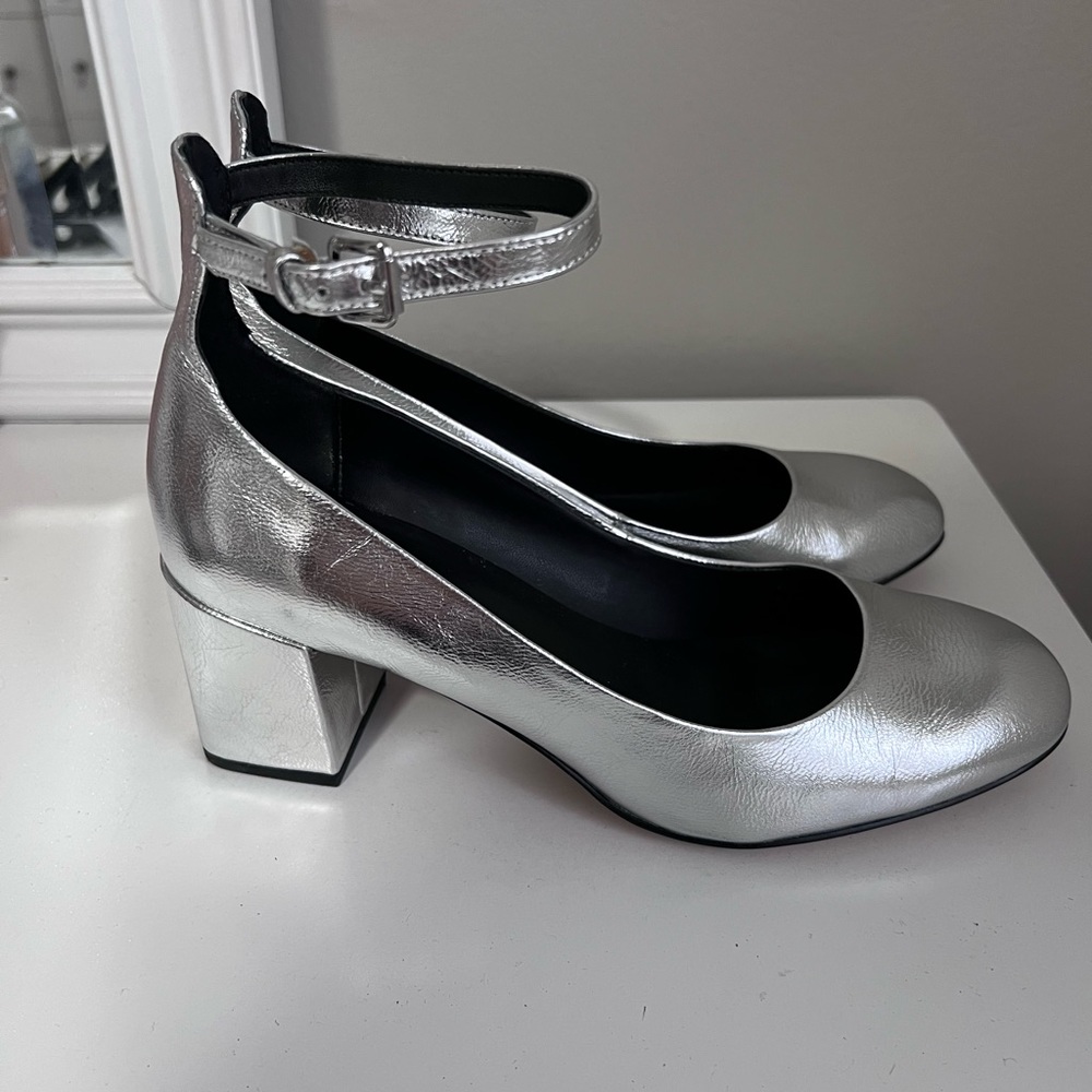 Rebecca Minkoff metallic silver strapped heels 👠
